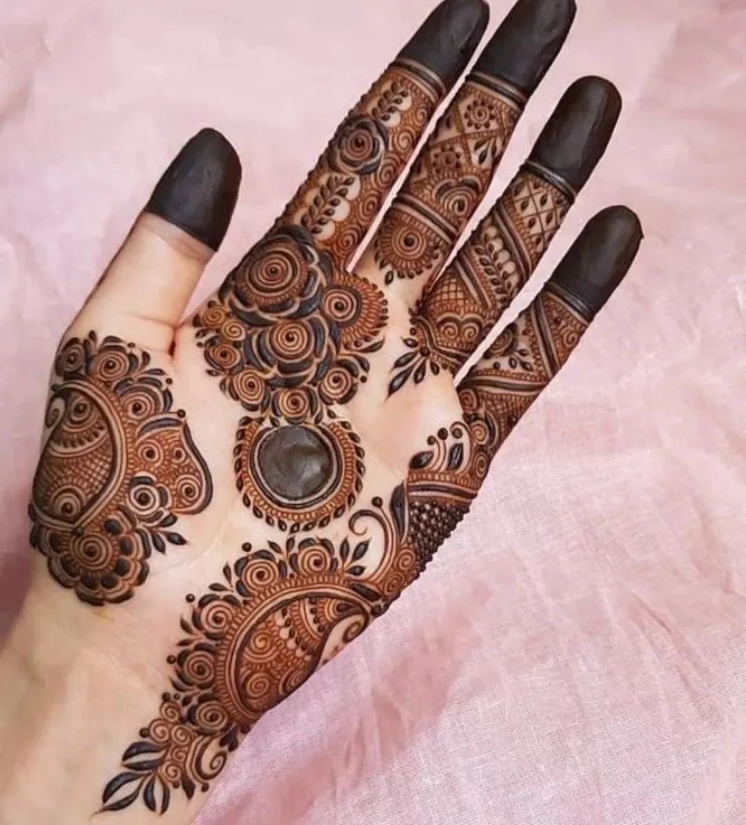 करवाचौथ पर इन ट्रेंडिंग मेहंदी डिजाइन को बनवाने की होड़, थीम के साथ सजाएं  हाथ, मेकर्स भी दे रहे ऑफर - Trending mehndi designs for Karwa Chauth  decorate hands with theme makers